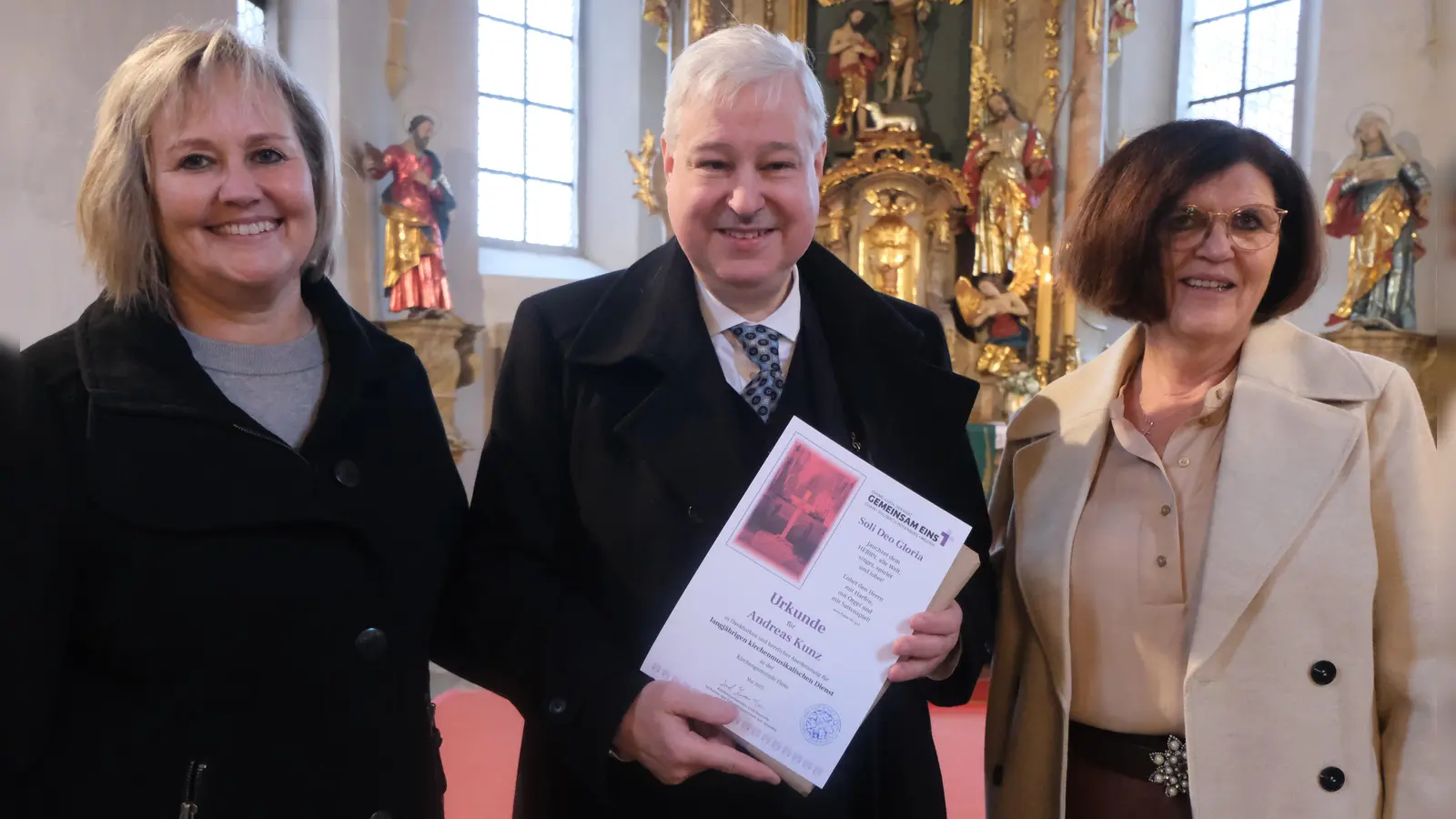 Silke Scherm (links) und Pfarrfrau Erika Römischer (rechts) waren die Gratulanten für die beiden Kirchengemeinden Floß und Flossenbürg mit den Kirchenchören. (Bild: Fred Lehner)