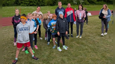Gruppenbild unseres ersten Wettkampfes in Weiden (1. Kreisrunde). Damals noch ohne Schilder und eigene Trikots, aber nicht minder motiviert. (Bild: Michael Feigel)
