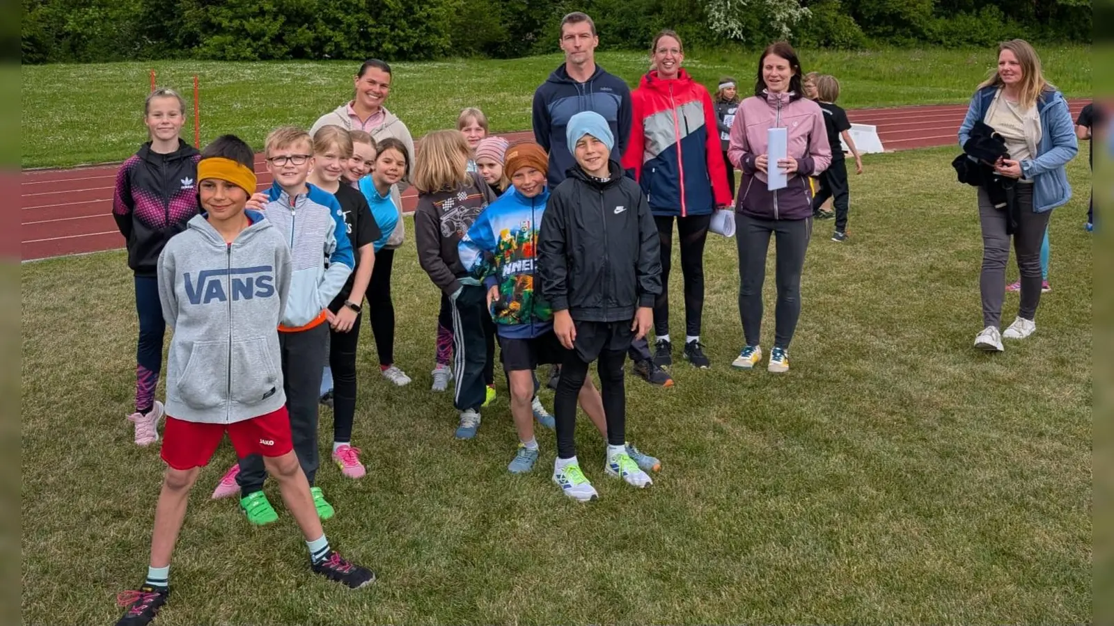 Gruppenbild unseres ersten Wettkampfes in Weiden (1. Kreisrunde). Damals noch ohne Schilder und eigene Trikots, aber nicht minder motiviert. (Bild: Michael Feigel)