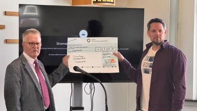 Gemeindevorsteher i.R. Herr Rainer Ackerschewski (links) &amp; Herr Norbert Philipp, Teamleitung ambulant bei Sozialteam bei der Scheckübergabe von Human aktiv. (Bild: Norbert Philipp)