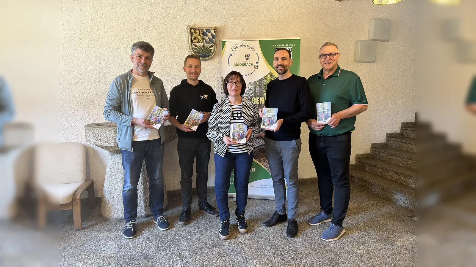 Zweiter Bürgermeister Bernhard Rom, Jonas Rom von TORO Studios, die Leiterin der Gäste-Information Claudia Rieß, Erster Bürgermeister Armin Bulenda und Dritter Bürgermeister Helmut Meindl (von links) freuen sich über das Erscheinen der neuen Broschüre. (Bild: Sebastian Sperl)