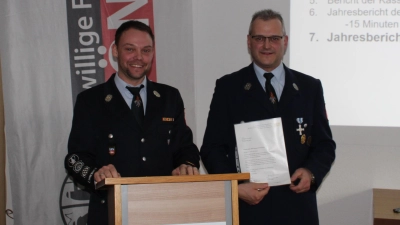 Die Bayerische Fluthelfer-Nadel überreichte Kommandant Marco Bittner an Manfred Unertl (rechts) als Dank für seine Mithilfe beim letztjährigen Hochwasser. (Bild: Nikolaus Scherr)