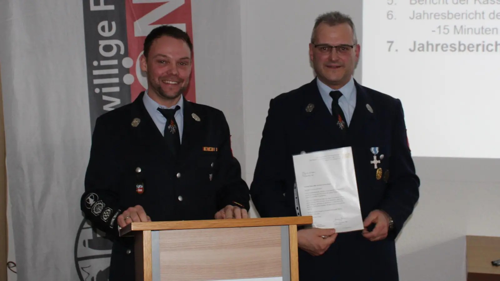 Die Bayerische Fluthelfer-Nadel überreichte Kommandant Marco Bittner an Manfred Unertl (rechts) als Dank für seine Mithilfe beim letztjährigen Hochwasser. (Bild: Nikolaus Scherr)