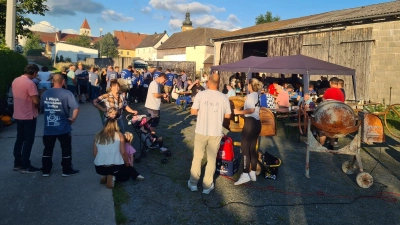  Beton, Bier, Bratwürste, Burger: Das erste Mischmaschinen-Treffen geriet zu einem Familienfest. (Bild: Sandro Fehlner)