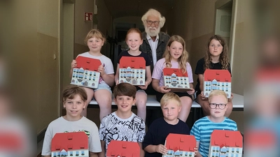 Gemeinsam mit Kursleiter Siegfried Rahner präsentierten die kleinen Künstler ihr Werk: Das Rathaus von Tirschenreuth. (Bild: Marianne Stangl)