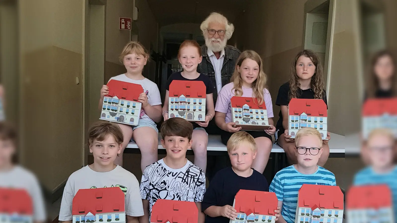 Gemeinsam mit Kursleiter Siegfried Rahner präsentierten die kleinen Künstler ihr Werk: Das Rathaus von Tirschenreuth. (Bild: Marianne Stangl)