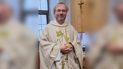 Pfarrer Thomas Stohldreier vor dem Gottesdienst in der Sakristei (Bild: Alfred Wulfänger)