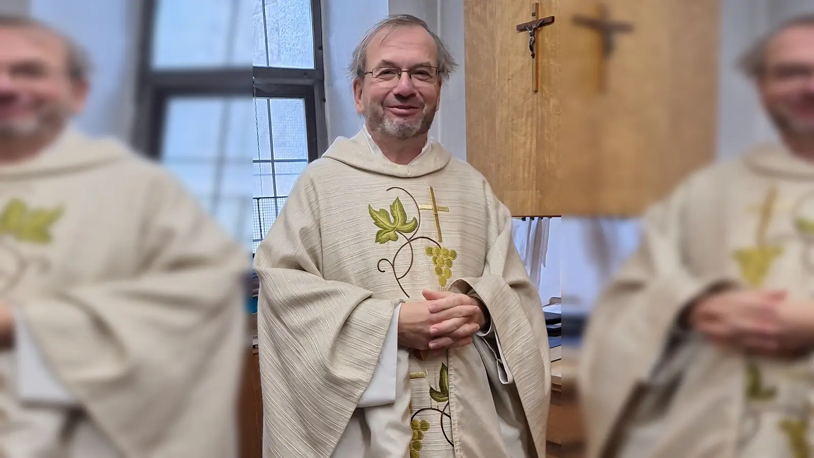 Pfarrer Thomas Stohldreier vor dem Gottesdienst in der Sakristei (Bild: Alfred Wulfänger)