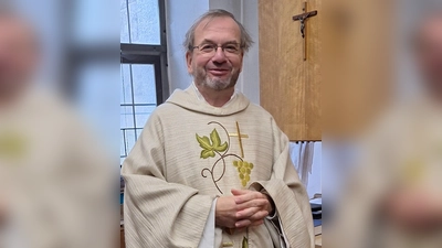 Pfarrer Thomas Stohldreier vor dem Gottesdienst in der Sakristei (Bild: Alfred Wulfänger)