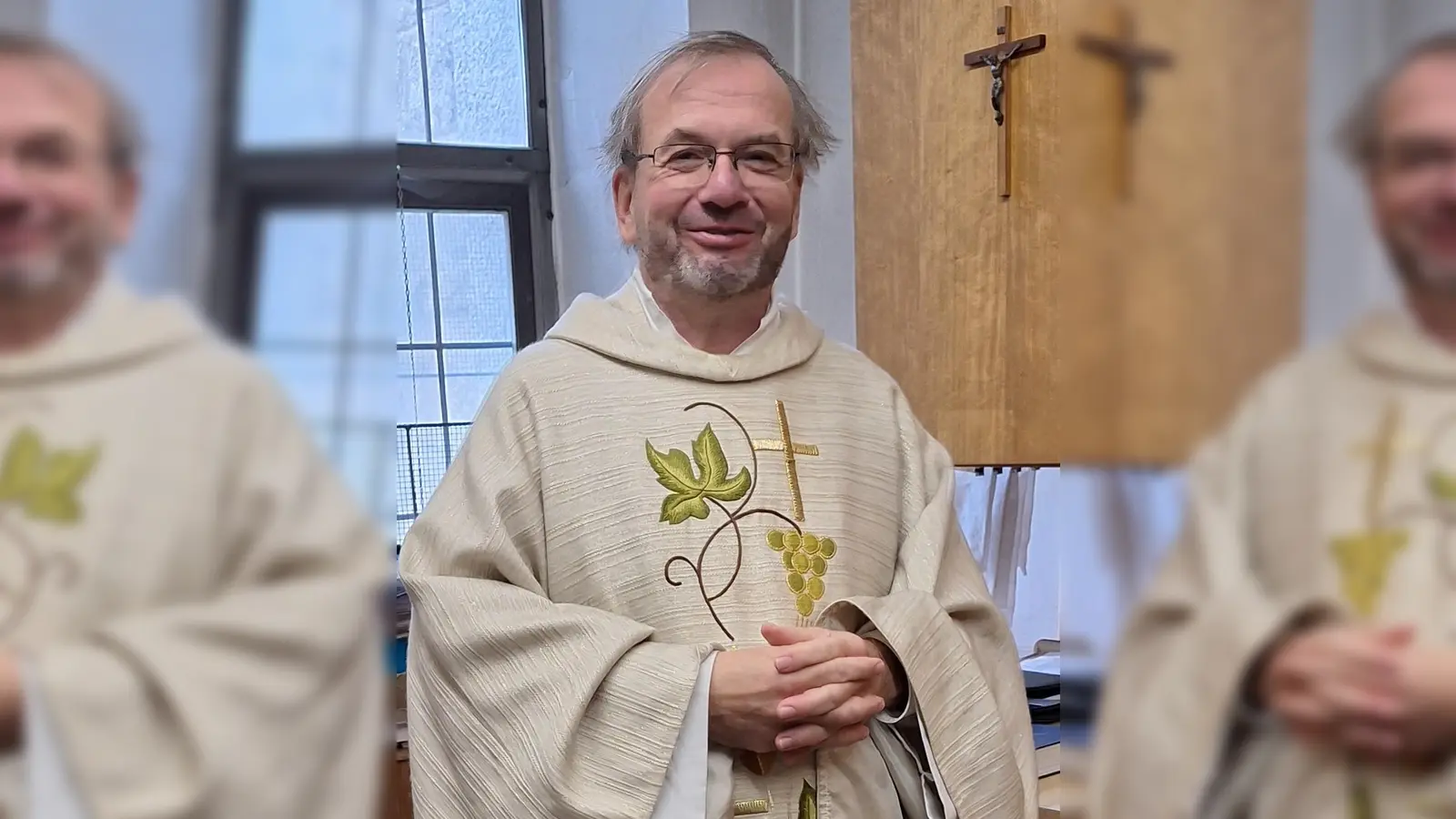 Pfarrer Thomas Stohldreier vor dem Gottesdienst in der Sakristei (Bild: Alfred Wulfänger)