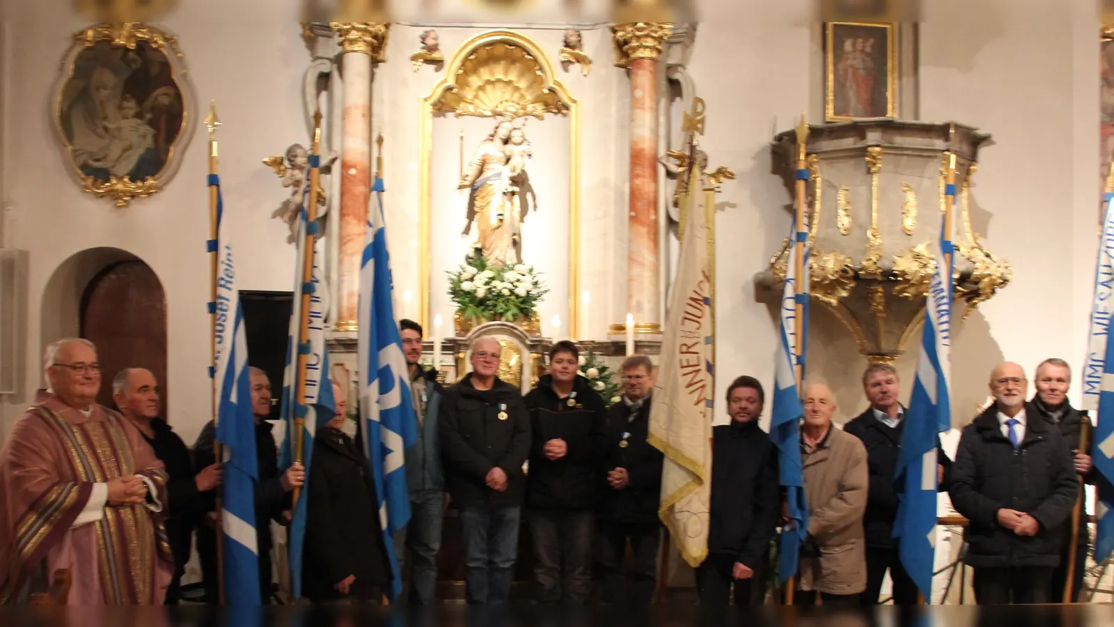 Bannerträger und Neusodalen mit Zentralpräses Msgr. Thomas Schmid beim Hauptfest der MMC in Wiesau. (Bild: Helmut Konrad)