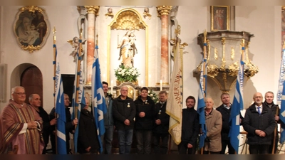 Bannerträger und Neusodalen mit Zentralpräses Msgr. Thomas Schmid beim Hauptfest der MMC in Wiesau. (Bild: Helmut Konrad)