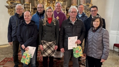 Im Rahmen des Sonntagsgottesdienstes verabschiedete Pfarrer Michael Birner die ausgeschiedenen Mitglieder der Kirchenverwaltung und begrüßte die neu gewählten Mitglieder des Gremiums. Von links Ludwig Fischer, Dietmar Koch, Christian Ehbauer, Andrea Greil, Pfarrer Michael Birner, Alfons Mertel, Karl Josef Spies, Kirchenpfleger Christian Lingl, PGR Sprecherin Maria Koller (Bild: Christian Lingl)