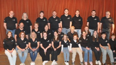 Die Schauspieler und die fleißigen Helfer von den „Pleysteiner Theaterfreunden” aus dem Bereich Bühnenbau, Technik, Entertainment, Maskenbildnerei und Service. (Bild: Alexandra Moll)