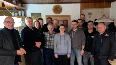 Erster Bürgermeister Maximilian Beer (von links) mit Kreisbrandinspektor Christian Weinfurtner und Kreisbrandmeister Markus Stubenrauch (rechts) und den Kommandanten der sechs Schwarzhofener Ortswehren. (Bild: Michael Weiß)