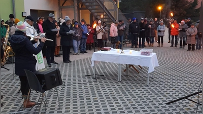 Zahlreiche Besucher kamen trotz ungemütlichem Wetter. (Bild: Claudia Meier)