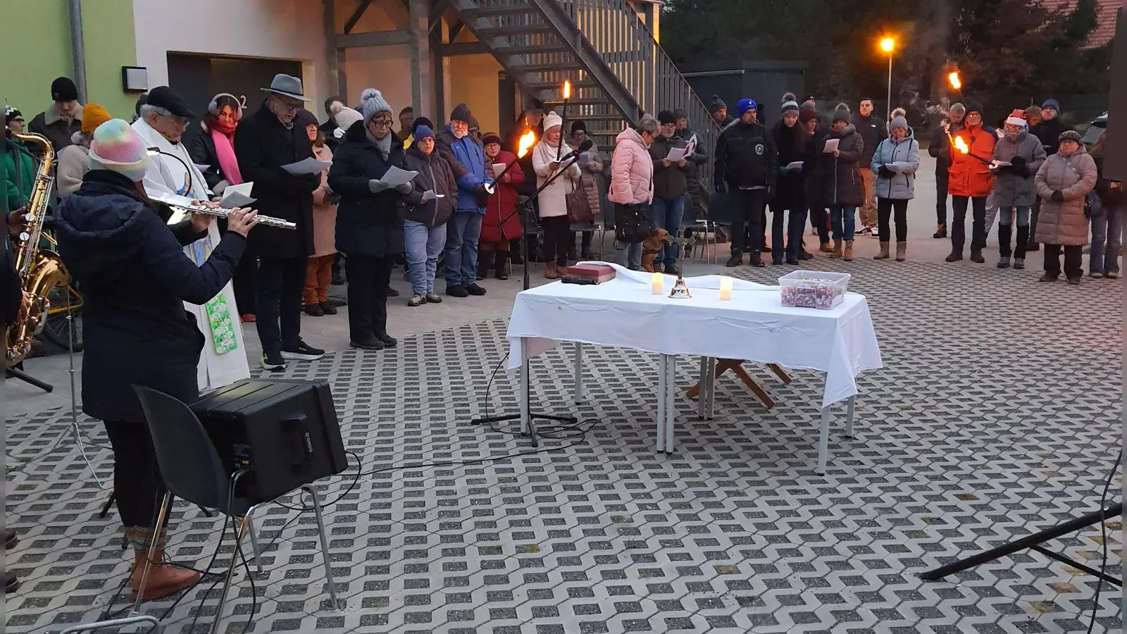 Zahlreiche Besucher kamen trotz ungemütlichem Wetter. (Bild: Claudia Meier)