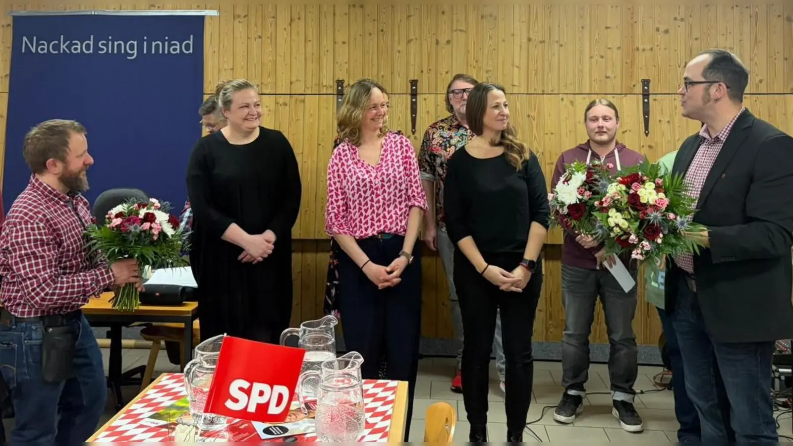 Bürgermeisterkandidat Michael Gradl (rechts) und SPD-Vorsitzender Johannes Ambros bedanken sich mit Blumen bei „Nackad sind i niad“ (von links: … Daniela Ludwig und Carola Helm) für den tollen Abend.. (Bild: Waltraud Lobenhofer)