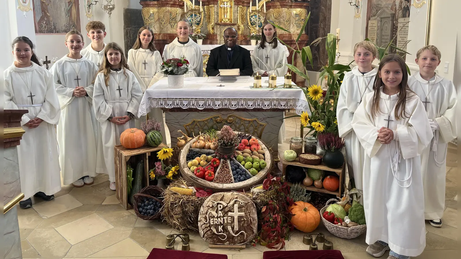 Ministranten mit Pfarrer Gudapati  (Bild: Saskia Ram-Höcherl)