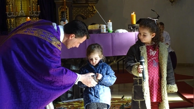 Gabenprozession der Krippen- und Kindergartenkinder mit Pfarrer Thomas Kohlhepp  (Bild: Michael Bayer)