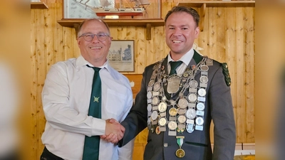 Von links Erster Schützenmeister Peter Süß gratuliert den neuen König Karl Krasser Junior. (Bild: Wolfgang Friedl)