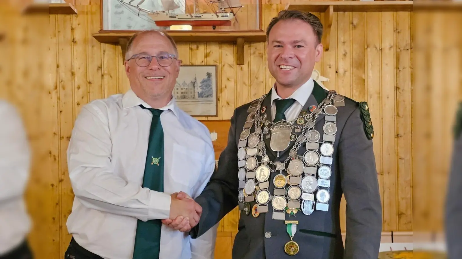Von links Erster Schützenmeister Peter Süß gratuliert den neuen König Karl Krasser Junior. (Bild: Wolfgang Friedl)