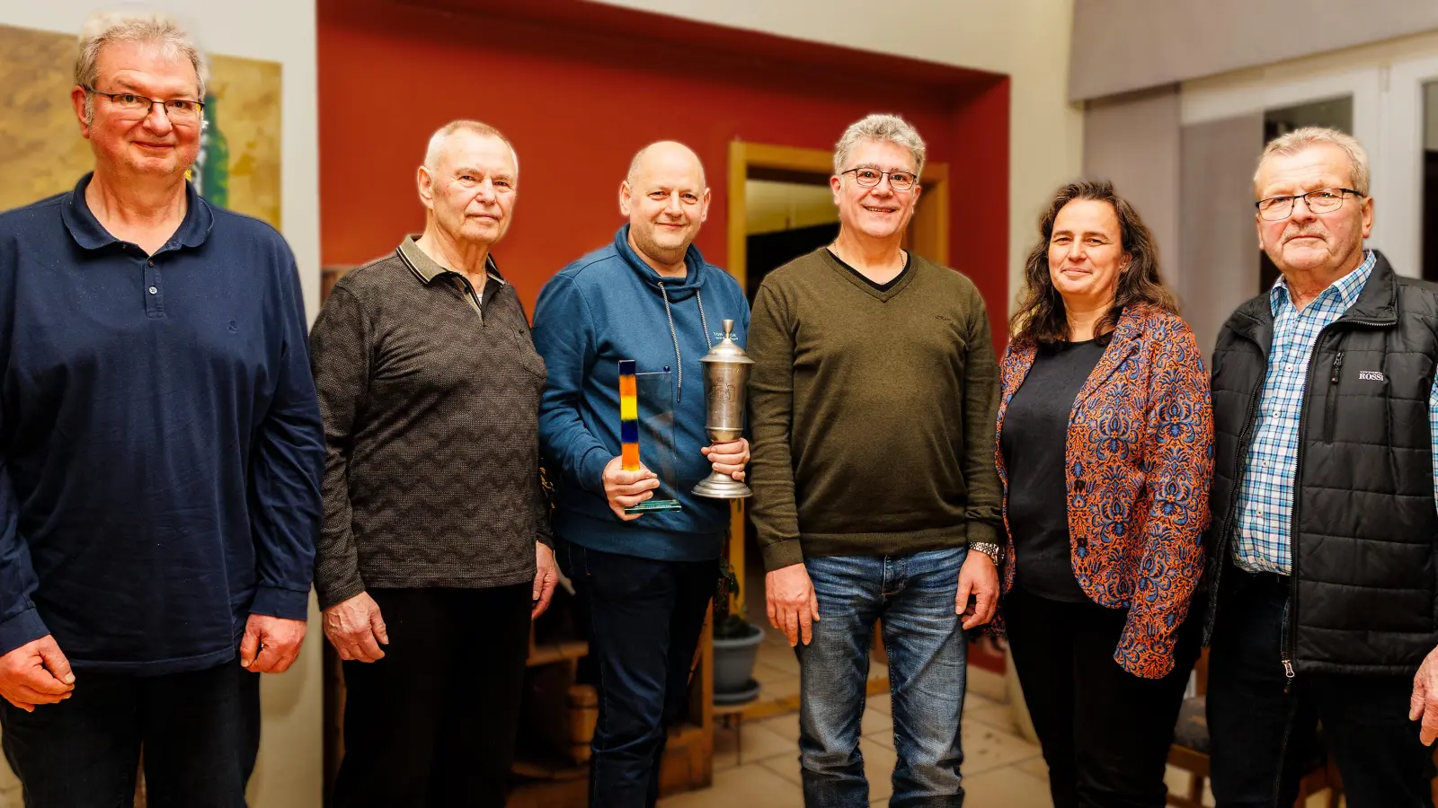 Die Vorsitzende der Fotofreunde Pfreimd, Susanne Kimmerl (Zweite von rechts) zeichnete Double-Gewinner Thomas Hösl (Dritter von links) und die Platzierten (von links) Rolf Linke, Hans-Erich Jenke, Gerhard Birner und Hubert Sorgenfrei aus.  (Bild: Clemens Hösamer)