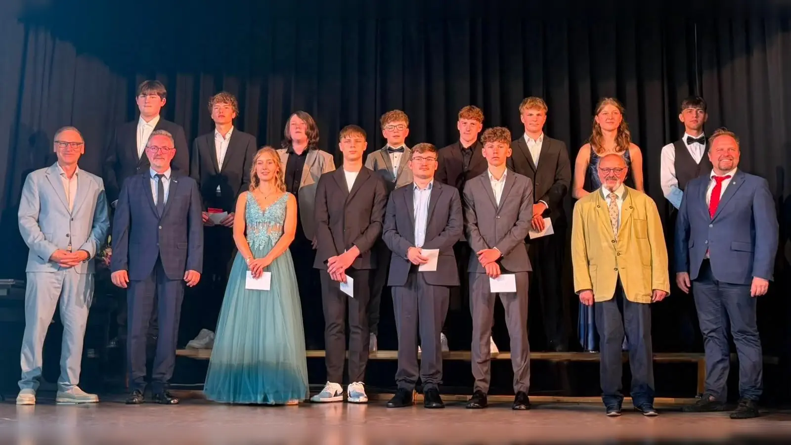 Die ausgezeichneten Schülerinnen und Schüler. (Bild: Stephan Drexler)