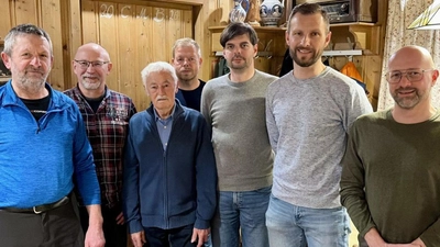 Die Vorstandschaft des OWV Wernberg-Köblitz mit den neuen Wegepaten. (Bild: Thomas Gareis)