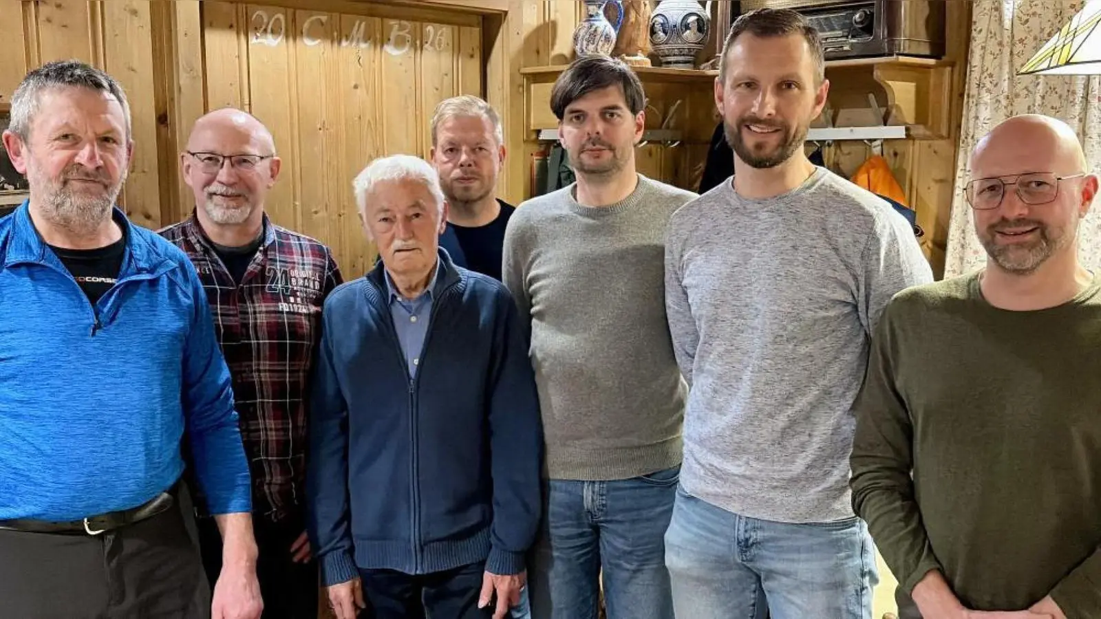 Die Vorstandschaft des OWV Wernberg-Köblitz mit den neuen Wegepaten. (Bild: Thomas Gareis)