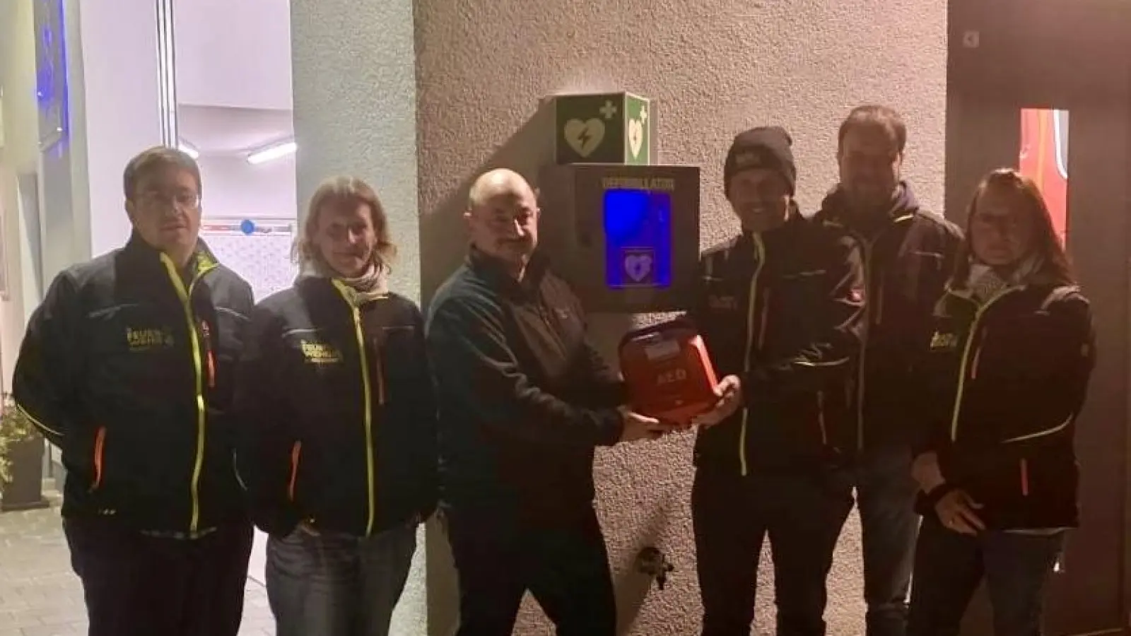 Übergabe Defi. (Bild: Karin Held)