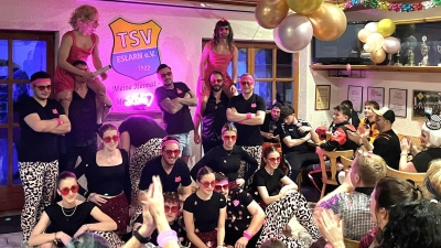 Die TSV-Fußballer und TSV-Mädels sorgten bei ihren Aufführungen für stürmischen Beifall. (Bild: Kathrin Zinkl)