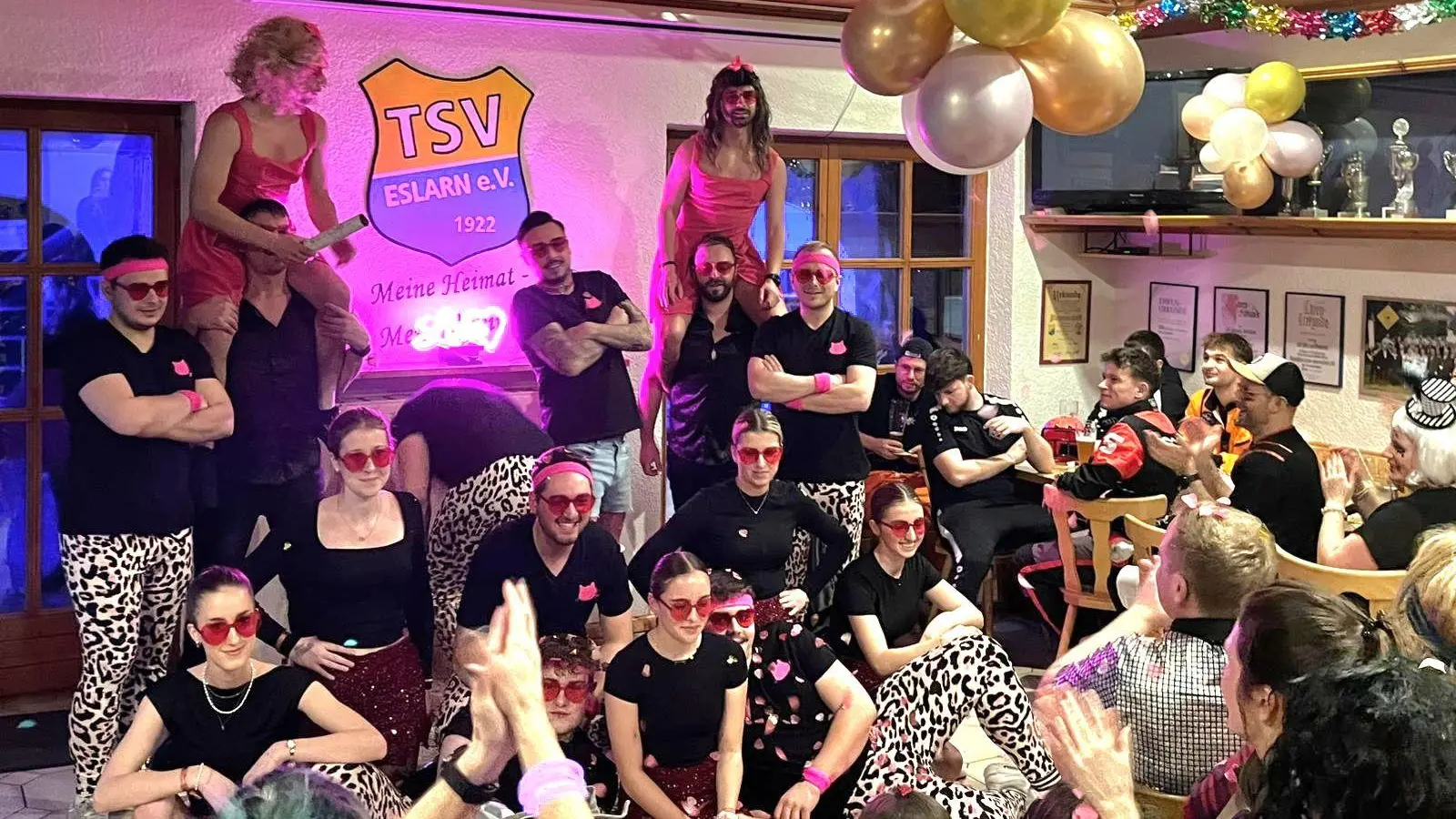 Die TSV-Fußballer und TSV-Mädels sorgten bei ihren Aufführungen für stürmischen Beifall. (Bild: Kathrin Zinkl)