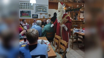 Der Nikolaus und der Krampus zu Besuch bei der Nikolausfeier des SV Etzenricht. (Bild: Sandra Helgert)