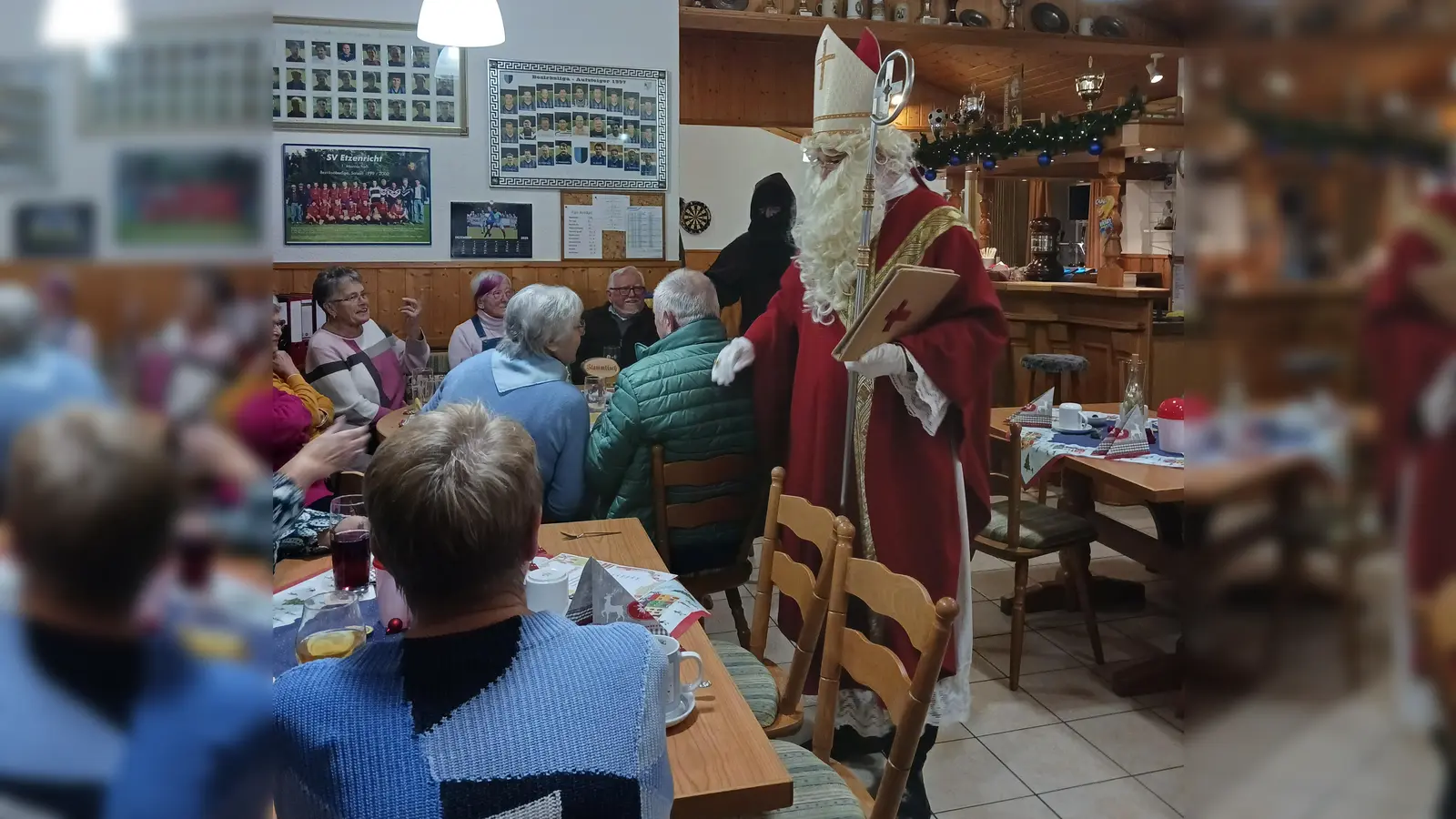 Der Nikolaus und der Krampus zu Besuch bei der Nikolausfeier des SV Etzenricht. (Bild: Sandra Helgert)