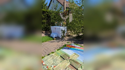Am traumhaft schönen Altar der Frauenbundfrauen mit den regenbogenfarbenen Blumen hätte mancher Betrachter gern die Zeit angehalten. (Bild: Florian König)