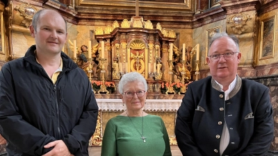 Organist Wolfgang Rau, Heimatpflegerin Marianne Moosburger und Pfarrer Michael Birner gestalteten die gute Stunde in der Pfarrkirche.  (Bild: Marianne Moosburger)