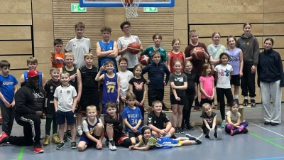 30 Kinder im Alter von sieben bis zwölf Jahren nahmen am Basketballcamp der DJK-Basketballabteilung teil. (Bild: Sarah Wenz)