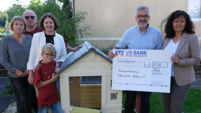 Die Vorsitzende des Lions-Hilfswerks, Christine Arnold, und Schatzmeister Michael Hemrich (beide rechts) überbrachten eine Spende über 1.500 Euro an die Vorstandschaft Mehrgenerationenhaus Elternschule e.V. Amberg. Links 1. Vorsitzender Anton Pöllath, davor (links) 3. Vorsitzende Brigitte Heindl und 2. Vorsitzende Katrin Bäumler.  (Bild: Hubert Uschald)