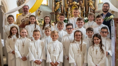 Kommunionkinder mit Herrn Pfarrer Ertl und Klassenlehrer Herrn Götz. (Bild: Anita Kiener)