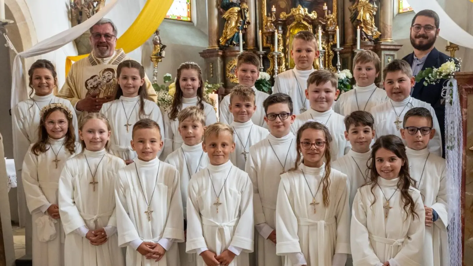 Kommunionkinder mit Herrn Pfarrer Ertl und Klassenlehrer Herrn Götz. (Bild: Anita Kiener)