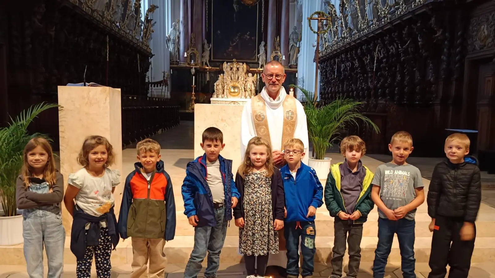 Tauferinnerungsfest der Vorschulkinder des Johanniter-Kinderhauses Waldwichtel mit Pfarrer Thomas Vogl (Bild: Monika Mittereder)