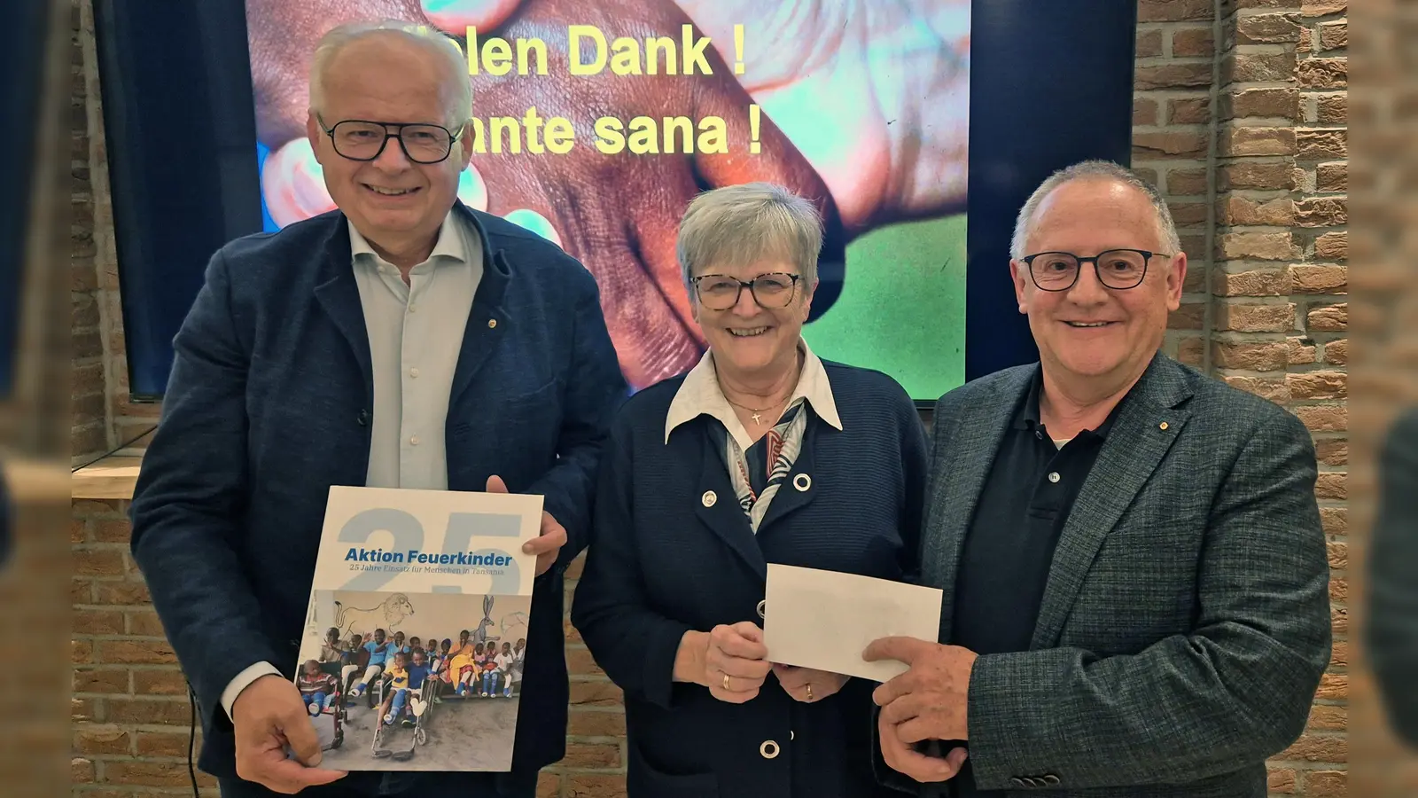 Die Lions fördern die Versorgung schwer verletzter und kranker Kinder. Clubpräsident Dr. Franz Wach (links) und Lions-Hilfswerk-Vorsitzender Dr. Elmar Baumer überreichen einen symbolischen Scheck über 1000 Euro an Dr. Annemarie Schraml von der „Aktion Feuerkinder“.  (Bild: Bastian Braun)