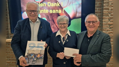 Die Lions fördern die Versorgung schwer verletzter und kranker Kinder. Clubpräsident Dr. Franz Wach (links) und Lions-Hilfswerk-Vorsitzender Dr. Elmar Baumer überreichen einen symbolischen Scheck über 1000 Euro an Dr. Annemarie Schraml von der „Aktion Feuerkinder“.  (Bild: Bastian Braun)