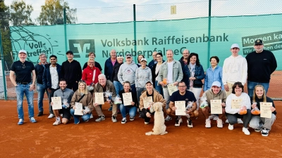 Gäste und Sieger der Vereinsmeisterschaft im Tennis der DJK Weiden. Links Abteilungsleiter Stefan Uebelacker, rechts stehend Sportlicher Leiter Thorsten Gradl, kniend vierte von links Eventmanagerin Sandra Reil (Bild: Hermann Riedl)