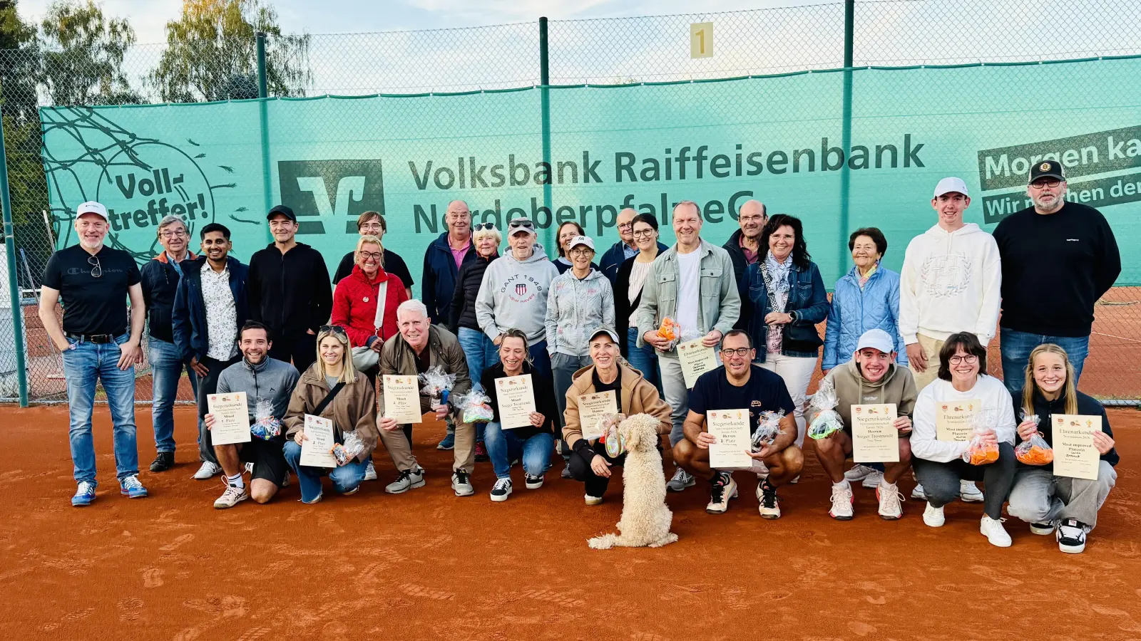Gäste und Sieger der Vereinsmeisterschaft im Tennis der DJK Weiden. Links Abteilungsleiter Stefan Uebelacker, rechts stehend Sportlicher Leiter Thorsten Gradl, kniend vierte von links Eventmanagerin Sandra Reil (Bild: Hermann Riedl)