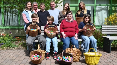Jugendgruppe des Geflügelzuchtvereins mit den beiden Werkstatträten Monika Liedtke (zweite von rechts, sitzend) und Wolfgang Seefeld (dritter von rechts, stehend). (Bild: Sebastian Mückl)