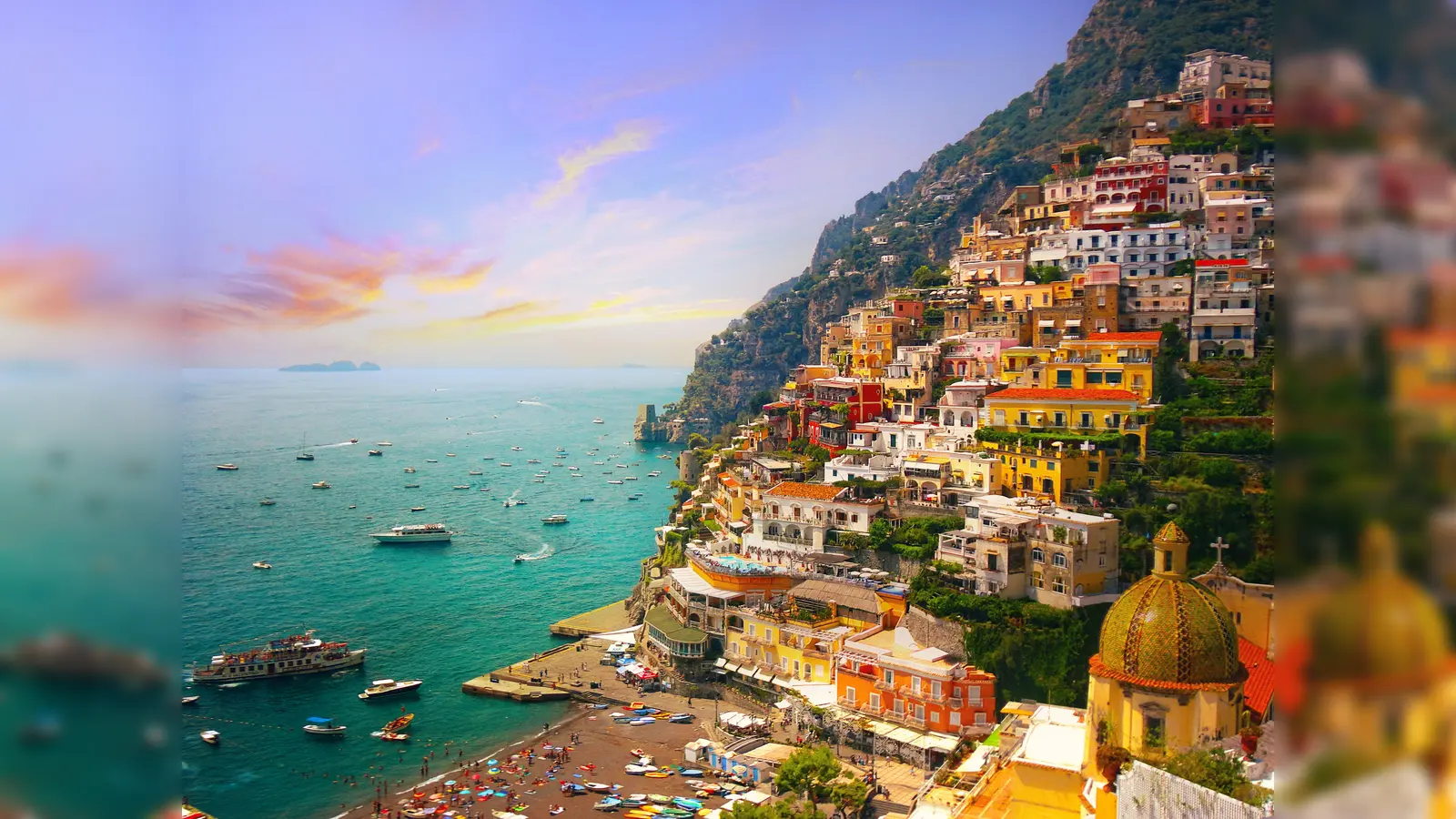 Farbenspiel über Positano – die Amalfiküste zeigt sich von ihrer schönsten Seite.  (Bild: Lina Harb (Shutterstock))
