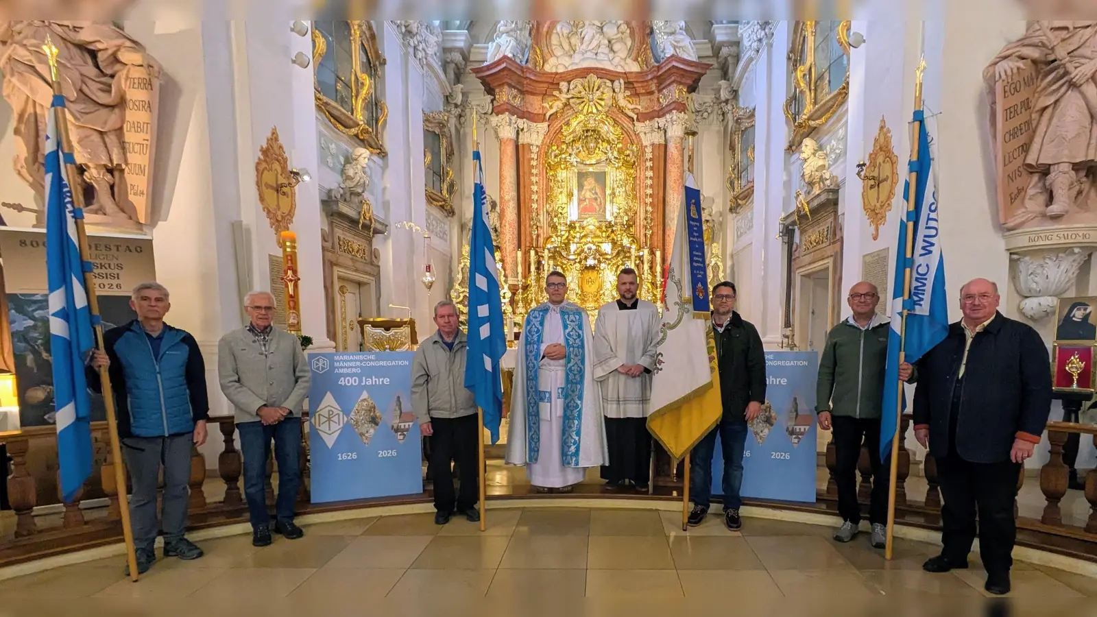 Vor dem Altar (von links) MMC-Assistent Gerd Meier, Ehrensodale Franz Meier, Bannerträger Anton Gruber, Zelebrant Pater Clemens, Mesner Matthias Schatz, Fahnenträger und Consultoren Uli Hübner und Wolfgang Gerl. Präfekt Michael Koller (rechts) dankte für Ihr Kommen und Pater Clemens für die würdevolle Gestaltung der Andacht. (Bild: Anna Dobmeier)