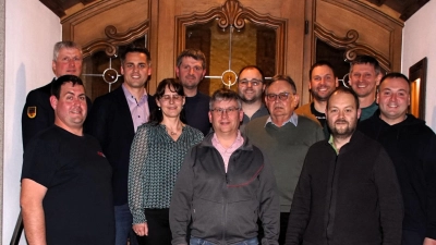 Die Vorstandschaft freut sich über den neuen Vorsitzenden Reinhard Elsner (Mitte), dem Tobias Brandl (vorne links) und Stefan Pronold (rechts) zur Seite stehen. (Bild: Maximilian Hein)